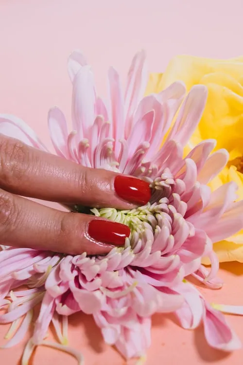 Rote Nägel mit Blume von Sunny Nails